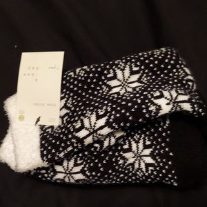 Cozy Crew Socks 4-10 women NWT BLK/WTE